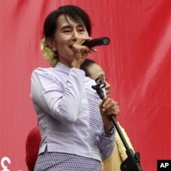 ທ່ານນາງ ອອງ ຊານ ຊູຈີ ໂຄສະນາຫາສຽງ ທີ່ເມືອງ Mawlamyine ໃນລັດມອນ, ວັນອາທິດ ທີ 11 ມີນາ 2012. (AP Photo/Khin Maung Win)