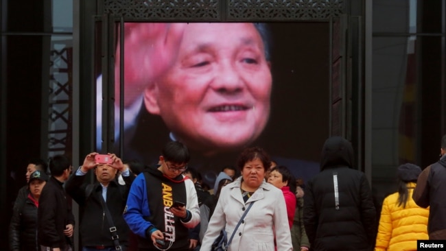 2018年11月14日,北京中国国家博物馆举办的中国改革开放40周年展览中,人们参观关于中国前领导人邓小平的内容。
