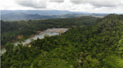 Bendungan PLTA Poso 1 di Desa Sulewana, Kecamatan Pamona Utara, Kabupaten Poso, Sulawesi Tengah. Selasa (24/11/2020). (Foto: VOA/Yoanes Litha)