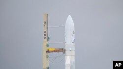 En esta imagen publicada por la NASA, el cohete Ariane 5 de Arianespace, con el telescopio espacial James Webb de la NASA a bordo, el 23 de diciembre de 2021 en el puerto espacial europeo, el Centro Espacial Guayanés, en Kourou, Guayana Francesa. (Bill Ingalls/NASA vía AP)
