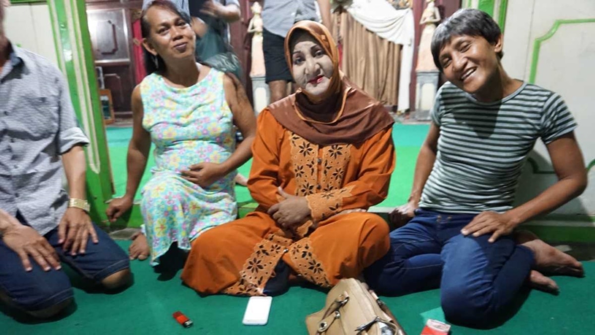 Muslim School Ladies Sex - Indonesia's Only Transgender Islamic School Quietly Running Again