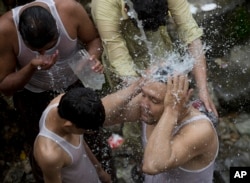 Paquistaneses sofrem com o calor