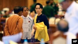Aung San Su Ći u parlamentu Mjanmara, 2015.