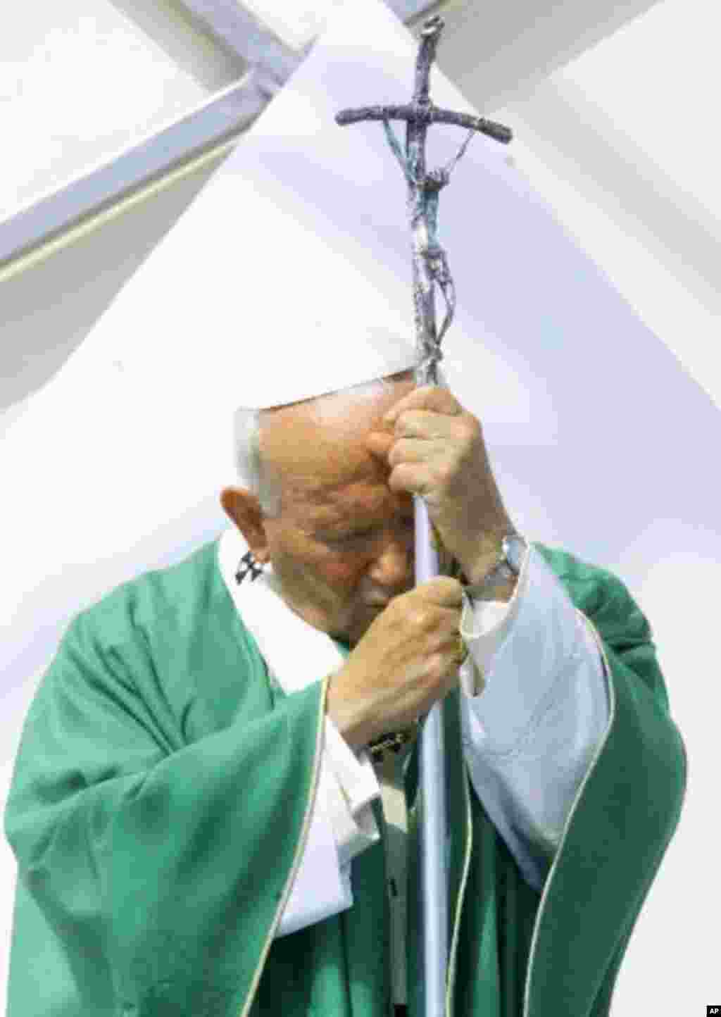 Pope John Paul II prays during a Mass in Pelplin, Poland, Sunday, June 6, 1999 (AP Photo/Rudi Blaha)