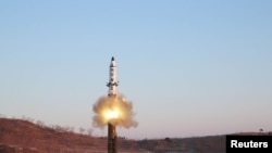 Uji coba peluncuran misil Pukguksong-2 yang dipandu langsung oleh pemimpin Korea Utara Kim Jong-un, 13 Februari 2017. (Foto: dok).