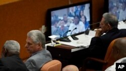 迪亚斯-卡内尔(左二)在古巴全国代表大会与哈瓦那举行的两天会议的召开之际与身旁的官员交谈。(2018年4月18日)