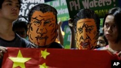 Tư liệu: Sinh viên đeo mặt nạ hình TT Duterte và Chủ tịch TQ Tập Cận Bình trong một cuộc biểu tình để phản đối chuyến thăm của Chủ tịch TQ tới Manila hôm 20/11/2018 khi ông Tập đề nghị các khoản cho vay mới, và hợp tác khai thác vùng biển đang tranh chấp (AP Photo/Aaron Favila)
