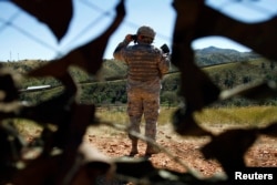 지난 2010년 멕시코와 국경을 접하는 애리조나주 노갈레스에서 주 방위군 소속 군인이 보초를 서고 있다.