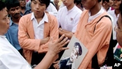 Aktivis partai NLD membawa foto Jenderal Aung San, ayah tokoh oposisi Burma Aung San Suu Kyi, saat peringatan Hari Pahlawan di negara tersebut (foto: dok)
