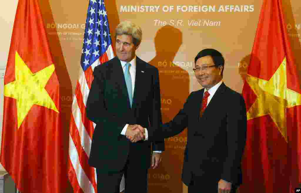 베트남을 방문 중인 존 케리 미국 국무장관(왼쪽)이 16일 하노이에서 팜 빙 밍 베트남 외무장관과 회동했다.