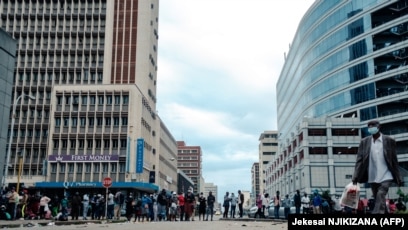 Une file d'attente dans une rue d'Harare, au Zimbabwe.