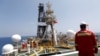 Seorang teknisi perusahaan minyak nasional Turki, TPAO, di anjungan pengeboran migas lepas pantai Yavuz di timur Laut Tengah, perairan Siprus, 6 Agustus 2019. (Foto: Reuters)