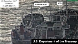 미국 재무부가 지난해 12월 북한의 불법거래를 겨냥한 새 제재조치를 발표하면서, 북한 선박 금운산3호(왼쪽)와 파나마 선적 코티호의 불법 환적 장면을 촬영한 사진을 공개했다.