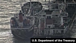 북한 선박 금운산 호와 파나마 선적 코티 호가 2017년 12월 해상에서 불법 환적을 하고 있다. 미국 재무부가 지난 2월 북한에 대한 새 독자제재를 발표하면서 공개한 사진이다.