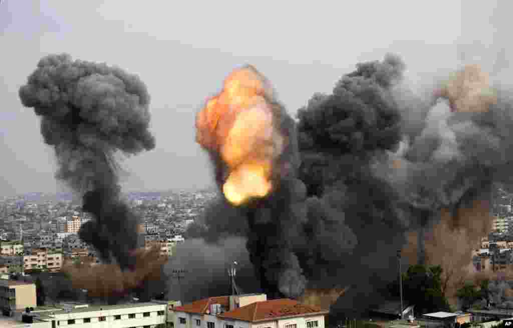 Smoke billows from the site of an Israeli airstrike in Gaza City, November 21, 2012.