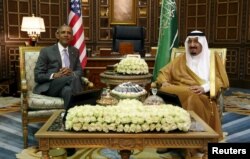 U.S. President Barack Obama, left, meets with Saudi King Salman at Erga Palace upon his arrival for a summit meeting in Riyadh, Saudi Arabia, April 20, 2016.