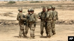 巴格特城外美國士兵與伊拉克軍人一道。(2015年5月27日資料照)