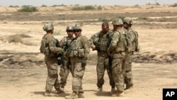 지난해 5월 이라크 바그다드 외곽에서 미군들이 이라크 군 훈련을 지원하고 있다. (자료사진)