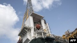 Egina FPSO (Floating Production Storage and Offloading), kapal produksi dan penyimpanan minyak mentah berlabuh di pelabuhan Lagos, Nigeria, 23 Februari 2018.
