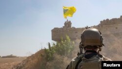 Un soldado estadounidense supervisa a las Fuerzas Democráticas Sirias, el 21 de septiembre de 2019. Foto proporcionada por Ejército de EE.UU. sargento Andrew Goet, via Reuters.