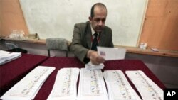 Một nhân viên phụ trách bầu cử trong thành phố Alexandria của Ai Cập đếm phiếu