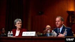 空军部长威尔逊女士与参谋长古德芬2018年5月17日在国会作证（美国空军）