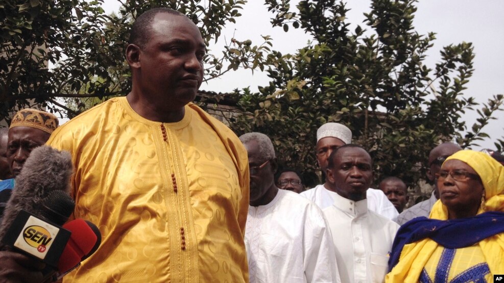 Le président élu Adama Barrow devant la presse à Banjul, Gambie, 10 décembre 2016.