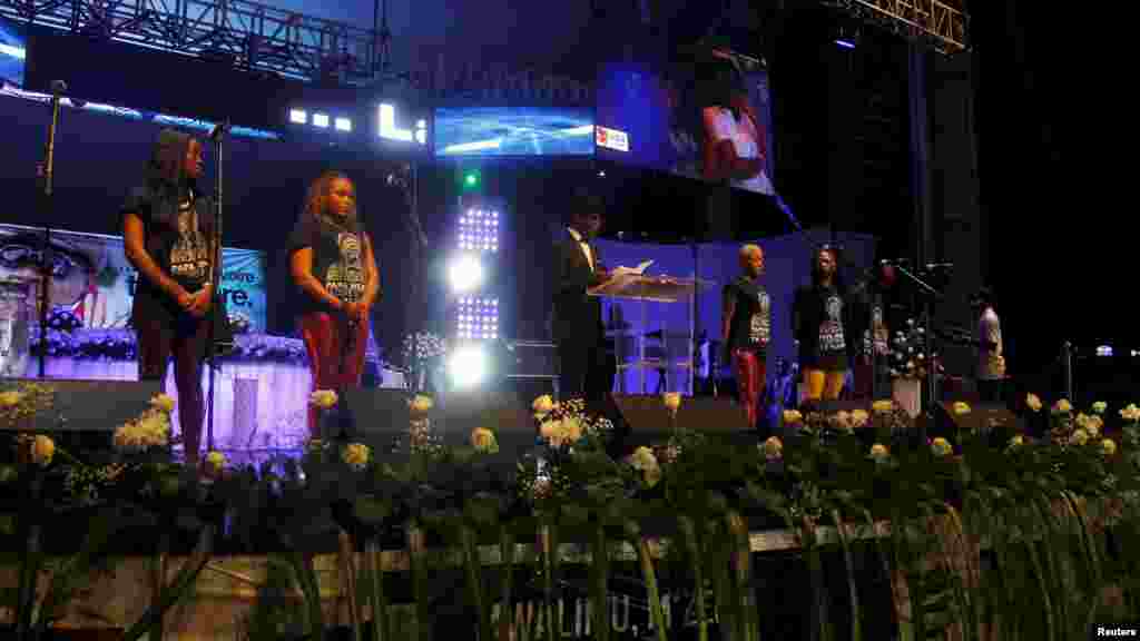 Des membres de "Viva La Musica" le groupe musicale de Papa Wemba sur la scène lors de la cérémonie officielle organisée par le gouvernement ivoiriens à Abidjan, 27 avril 2016.