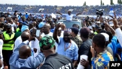 ARCHIVES - L'homme d'affaires béninois Sébastien Ajavon salue ses partisans depuis le toit d'une voiture lors d'un rassemblement à Cotonou, le 3 janvier 2016.