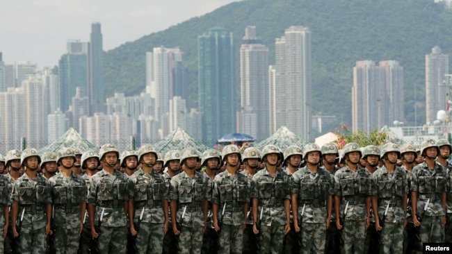 中国驻港军队2019年6月30日在香港昂船洲海军基地举行军事表演。
