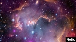 小麦哲伦星云是银河系中离地球最近的银河星团。它虽然是小星系，但是非常明亮，以致人们能从南半球和赤道附近用肉眼看到它。（美国国家航空航天局资料照片）
