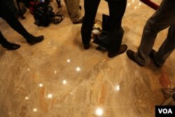 A day following the comings and goings at Trump Tower means more than eight hours on their feet for many journalists in New York, Dec. 12, 2016. (R. Taylor/VOA)