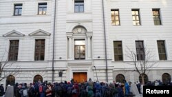 Partidarios del grupo de derechos humanos Memorial Internacional frente a un edificio de la corte durante una audiencia de la Corte Suprema de Rusia para considerar el cierre de la organización, en Moscú, Rusia, el 28 de diciembre de 2021. 