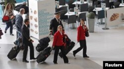Les membres de l'équipage de la compagnie aérienne Portugalia à l'aéroport de Lisbonne, 1er mai 2015. 