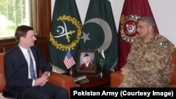 پاکستان میں امریکی سفیر ڈیوڈ ہیل، پاکستانی فوج کے سربراہ قمر جاوید باجوہ کو نئی افغان پالیسی پر اعتماد میں لے رہے ہیں۔ 23 اگست 2017