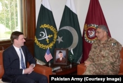 FILE - Pakistan army chief General Qamar Javed Bajwa and U.S. Ambassador David Hale discussed President Trump's Afghan policy, Aug. 23, 2017