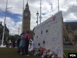 Sidewalk memorials have gone up throughout Britain in honor of lawmaker Jo Cox, whose murder last week allegedly by a far right extremist with mental problems has been followed by a jump in support for remaining in the EU. (L. Ramirez/VOA)