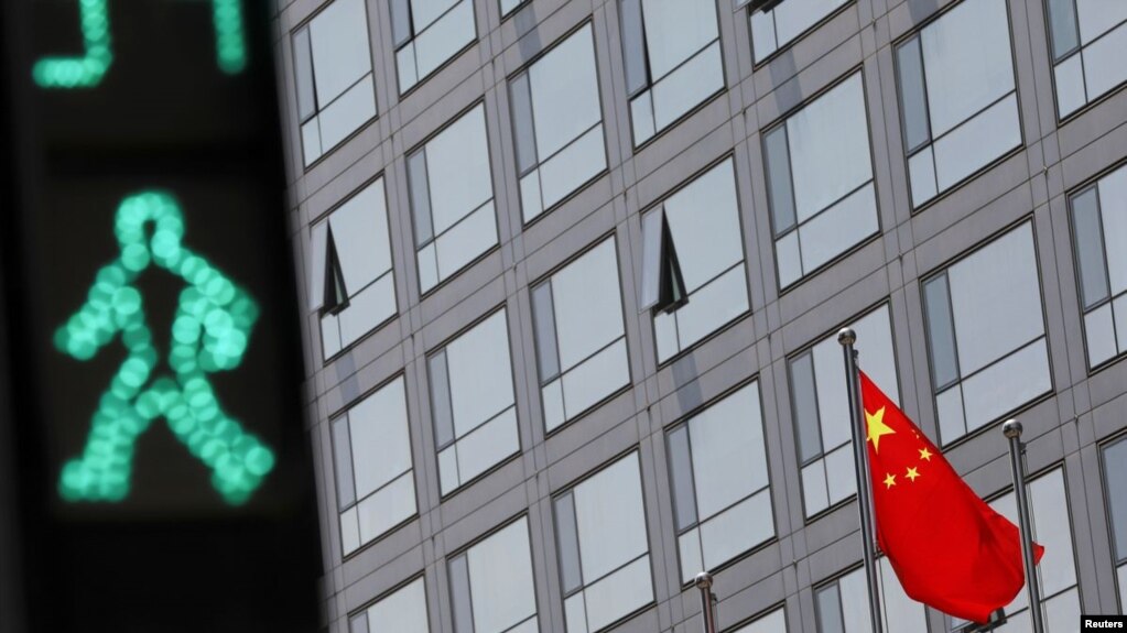 一面中国国旗飘扬在中国证监会办公楼外（路透社照片）(photo:VOA)