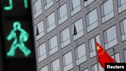 一面中国国旗飘扬在中国证监会办公楼外（路透社照片）