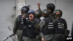 Lực lượng an ninh tìm cách giải tán người biểu tình bên ngoài trụ sở của lực lượng Vệ binh Quốc gia hôm 21/1.