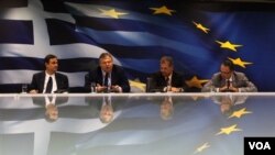 Menteri Keuangan Yunani, Evangelos Venizelos (kedua dari kanan) dalam konferensi pers mengenai Ekonomi Yunani di Athena (12/9).