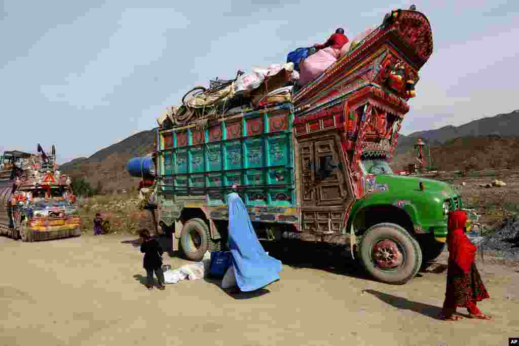 خانوادۀ مهاجر افغان هنگام برگشت از پاکستان به افغانستان در بندر مرزی تورخم