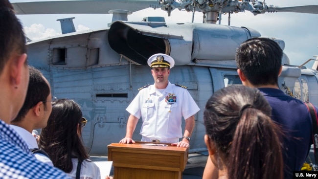 美國“蒙哥馬利號”瀕海戰艦(USS Montgomery)艦長愛德華·羅索(Edward Rosso）2019年7月8日在新加坡接待媒體採訪（美國海軍圖片）