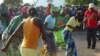 Militantes da UNITA dançam durante uma actividade do partido no Huambo