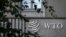 Logo của Tổ chức Thương mại Thế giới (WTO) tại trụ sở của WTO ở Geneva, ngày 21/9/2018. WTO giải quyết các cuộc tranh chấp thương mại của các nước thành viên.(Photo by Fabrice COFFRINI / AFP)