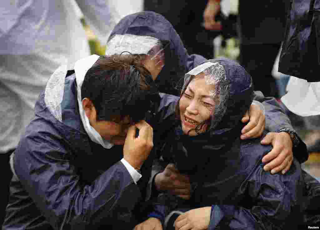 한국 진도 해역에서 침몰한 세월호 실종자 가족들이 오열하고 있다. 한국 정부는 이틀째 수색 작업을 펼치고 있지만 급류와 기상악화 등으로 어려움을 겪고 있다.