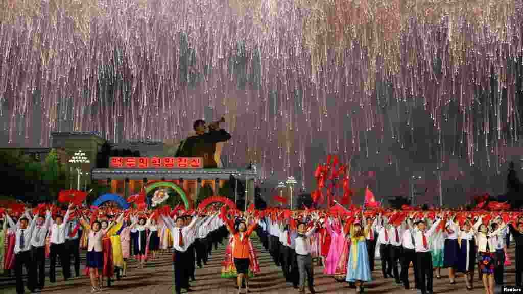 Shimoliy Koreyada kommunistik partiya yig&#39;ilishidan keyin bayram