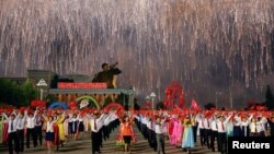 북한 7차 노동당대회가 끝난 다음날인 10일 평양에서 북한 주민들이 불꽃놀이와 함께 군무를 펼치고 있다. (자료사진)