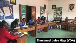 Les femmes responsables d’associations lors d’un atelier sur les violences sexuelles sur les enfants dans le 2ème arrondissement à Yaoundé, Cameroun, le 3mars 2019. (VOA/Emmanuel Jules Ntap)