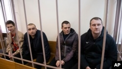 烏克蘭水兵2019年4月17日在莫斯科一家法庭等待受審。